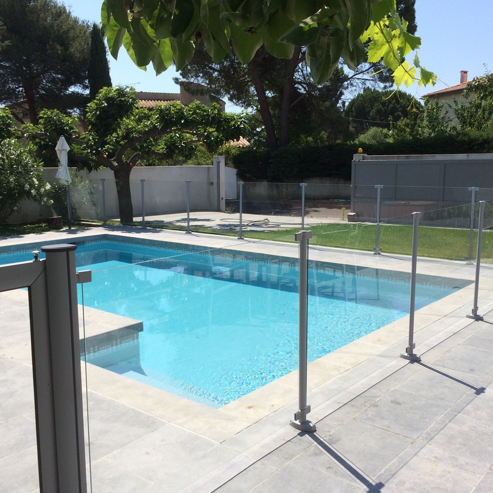 Clôture piscine de sécurité réalisée en profils aluminium laqués